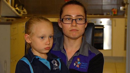 Úc: Bé gái nhập viện vì ăn dâu tây chứa kim - Ảnh 2.