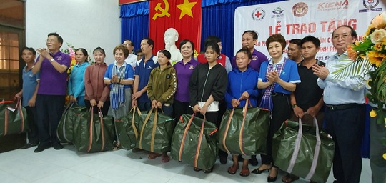 Nhóm thiện nguyện phu nhân nguyên Chủ tịch nước Trương Tấn Sang tặng 3.500 bộ áo phao cho ngư dân miền Trung và DK1 - Ảnh 1.