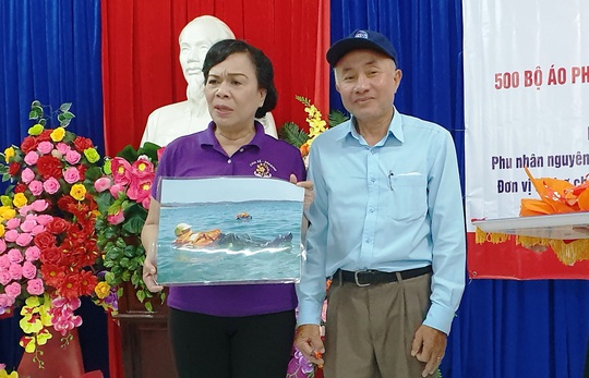Nhóm thiện nguyện phu nhân nguyên Chủ tịch nước Trương Tấn Sang tặng 3.500 bộ áo phao cho ngư dân miền Trung và DK1 - Ảnh 4.