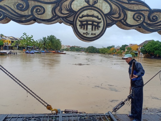 Nước sông Hoài lên nhanh gây ngập nặng, người Hội An hối hả chạy lũ - Ảnh 5.