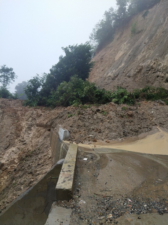 Mưa lũ khiến nhiều nơi bị ngập, huyện miền núi Quảng Nam xảy ra động đất - Ảnh 1.