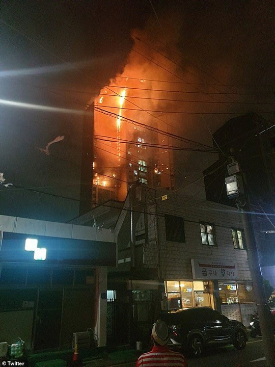 Hàn Quốc: Tòa nhà 33 tầng cháy ngùn ngụt trong đêm - Ảnh 2.