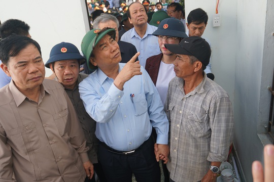 Thủ tướng Chính phủ thị sát, thăm hỏi người dân vùng bão lũ Quảng Ngãi - Ảnh 2.