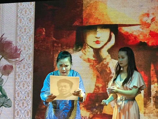 Án tình của sân khấu nhỏ Sen Việt, ba nghệ sĩ cuốn hút người xem - Ảnh 1.