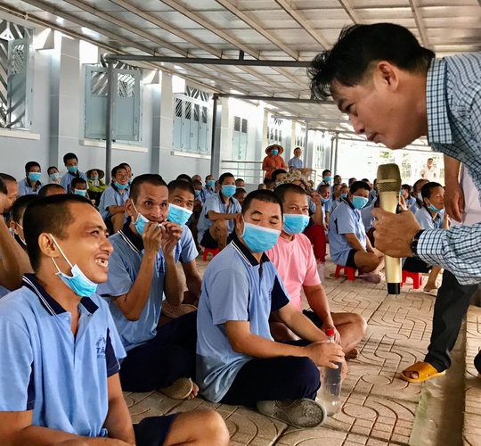 Kép độc Khánh Tuấn mang niềm vui đến bệnh nhân tâm thần - Ảnh 1.