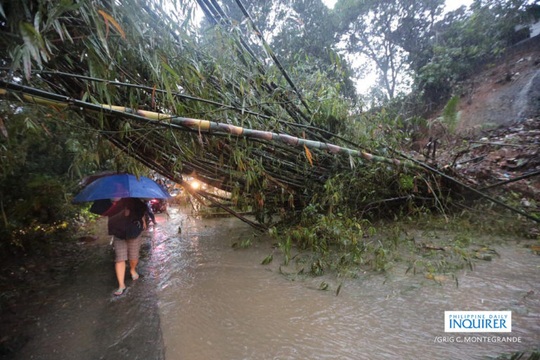 Philippines phải dùng cả xe đổ bộ tấn công để cứu hộ trong bão Vamco - Ảnh 3.