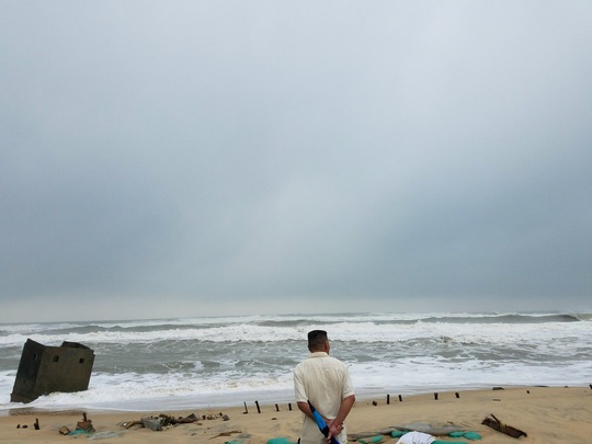 Thừa Thiên-Huế: Sóng biển cao hơn bão số 9, tràn vào nhà dân - Ảnh 2.