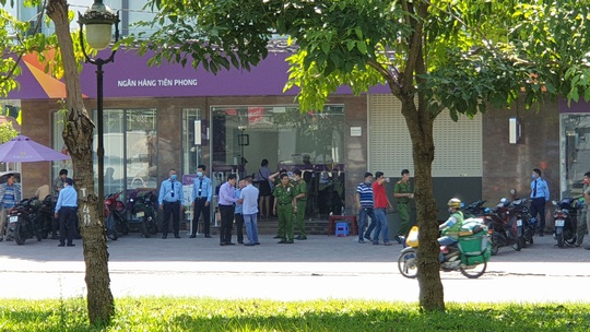 Kẻ tẩm xăng cướp ngân hàng ở Bình Tân khai gì về hành vi liều mạng? - Ảnh 1.