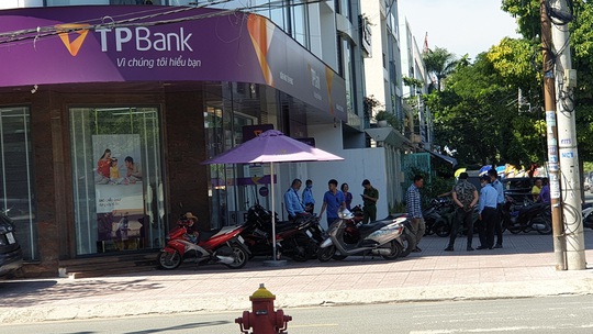 Đưa kẻ cướp ngân hàng ở Bình Tân đi cấp cứu - Ảnh 2.