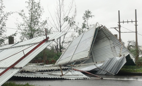 CLIP: Những thiệt hại ở Quảng Bình sau bão số 13 đi qua - Ảnh 9.