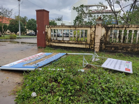 CLIP: Những thiệt hại ở Quảng Bình sau bão số 13 đi qua - Ảnh 7.