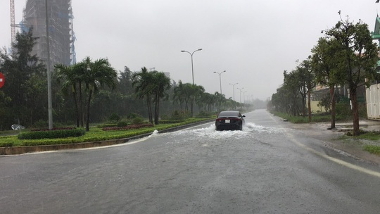 Bão số 13 đổ bộ Quảng Bình, gió giật liên hồi, người dân gồng mình chống chịu - Ảnh 3.