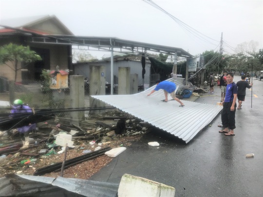 Người dân Thừa Thiên - Huế khốn khó sau cơn bão số 13 - Ảnh 2.