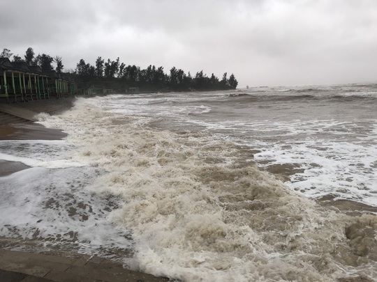 Quảng Trị: Gió bắt đầu rít mạnh, đảo Cồn Cỏ bị cắt đứt hoàn toàn liên lạc - Ảnh 2.