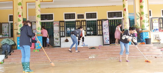 Cảm động nghe tiếng ê a đọc bài trong ngôi trường bị lũ bùn vùi lấp ở Quảng Trị - Ảnh 4.