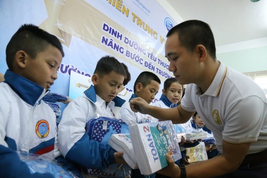 Sữa Cô Gái Hà Lan nâng bước đến trường cho hơn 1.700 học sinh Quảng Trị - Ảnh 2.
