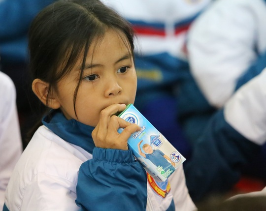 Sữa Cô Gái Hà Lan nâng bước đến trường cho hơn 1.700 học sinh Quảng Trị - Ảnh 6.