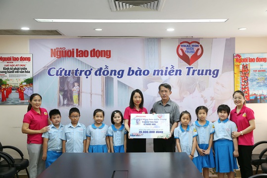 Đoàn học sinh Trường Tiểu học Lê Ngọc Hân đến Báo Người Lao Động ủng hộ Trái tim miền Trung - Ảnh 3.