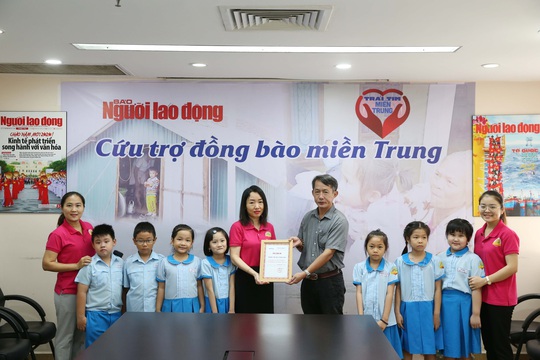 Đoàn học sinh Trường Tiểu học Lê Ngọc Hân đến Báo Người Lao Động ủng hộ Trái tim miền Trung - Ảnh 4.