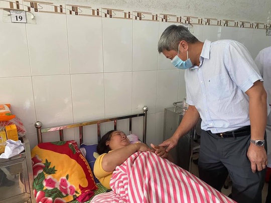 Thứ trưởng Bộ Y tế động viên nạn nhân vụ sạt lở Trà Leng - Ảnh 1.
