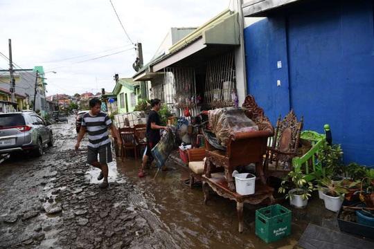 Bị chỉ trích vì “ngồi ở nhà”, tổng thống Philippines đáp máy bay tới vùng bão - Ảnh 4.