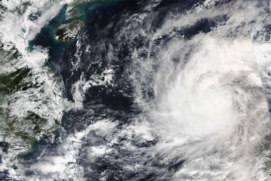 Bị chỉ trích vì “ngồi ở nhà”, tổng thống Philippines đáp máy bay tới vùng bão - Ảnh 1.