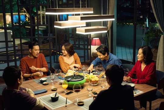 “Tiệc trăng máu” gặt hái doanh thu hơn 90 tỉ đồng - Ảnh 1.