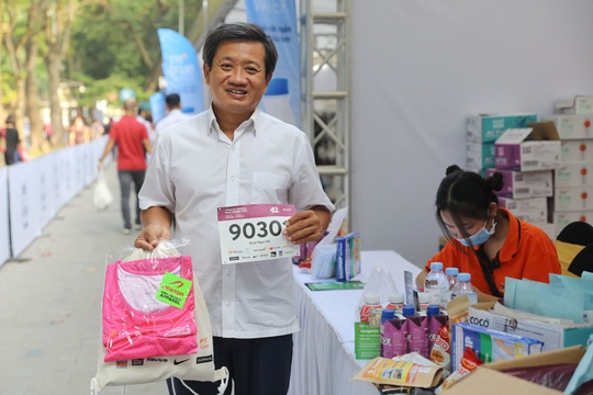 Đang chấn thương, ông Đoàn Ngọc Hải tham gia giải chạy Marathon thứ 7 trong 2 tháng - Ảnh 2.