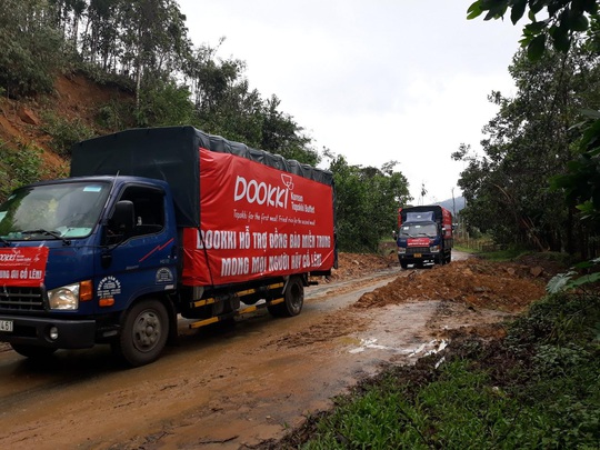 Đoàn xe của Dookki hành quân từ TP HCM về Quảng Ngãi hỗ trợ người dân vùng lũ - Ảnh 2.