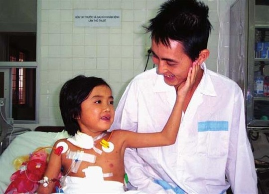 Cô gái 25 tuổi - em bé đầu tiên được ghép gan ở Việt Nam qua đời - Ảnh 1.