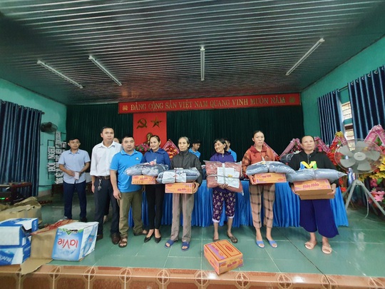 Bạn đọc Báo Người Lao Động trao 180 triệu đồng đến bà con vùng lũ Quảng Bình - Ảnh 7.