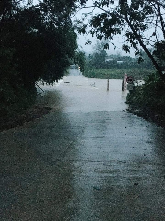 Quảng Nam mưa lớn, Quốc lộ 40B bị chia cắt, thủy điện đang xả lũ - Ảnh 1.