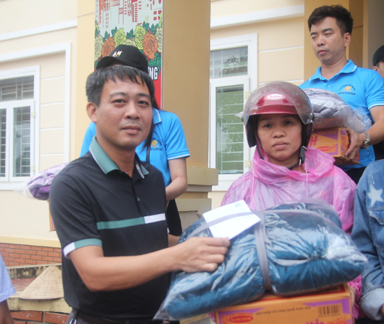 Báo Người Lao Động phối hợp với các nhà tài trợ trao 160 triệu đồng cho bà con vùng lũ Hà Tĩnh - Ảnh 8.
