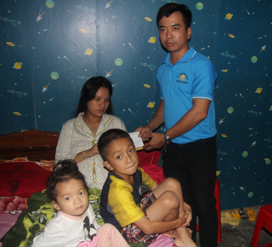 Báo Người Lao Động phối hợp với các nhà tài trợ trao 160 triệu đồng cho bà con vùng lũ Hà Tĩnh - Ảnh 10.