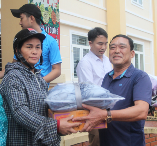 Báo Người Lao Động phối hợp với các nhà tài trợ trao 160 triệu đồng cho bà con vùng lũ Hà Tĩnh - Ảnh 6.