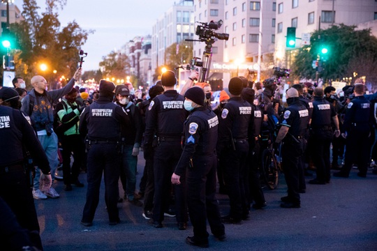 Bầu cử Mỹ: Người biểu tình tiến sát Nhà Trắng, đụng độ cảnh sát - Ảnh 5.