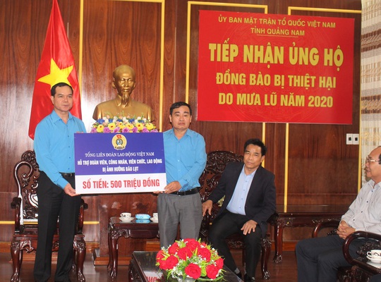 Tổng LĐLĐ Việt Nam hỗ trợ Quảng Nam 1,5 tỉ đồng khắc phục hậu quả bão lụt - Ảnh 5.