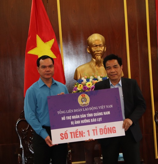 Tổng LĐLĐ Việt Nam hỗ trợ Quảng Nam 1,5 tỉ đồng khắc phục hậu quả bão lụt - Ảnh 1.