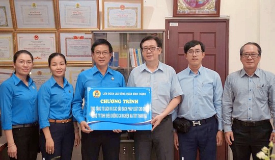 Tặng tủ sách pháp luật cho đoàn viên - Ảnh 1.