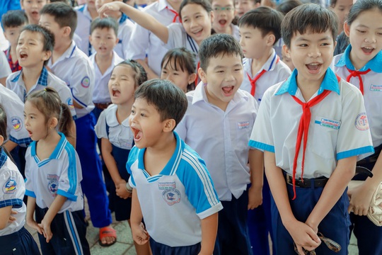 Phú Cường Kiên Giang “Chia sẻ yêu thương” với 100 học sinh nghèo - Ảnh 3.