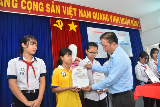 Học bổng Báo Người Lao Động đến với học sinh nghèo, học giỏi Bến Tre - Ảnh 1.
