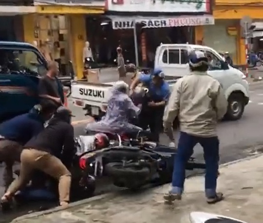 Clip: Công an nổ súng chỉ thiên, trấn áp nhóm trộm giữa đường phố Đà Nẵng - Ảnh 1.