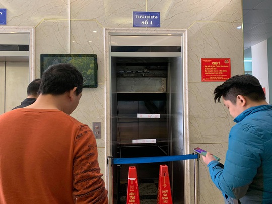 Thông tin bất ngờ vụ thang máy rơi tự do khiến nhiều người bị thương - Ảnh 2.