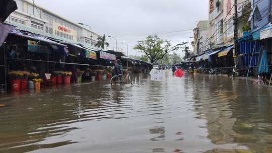 Mưa lớn, thủy điện xả lũ, nhiều nơi ở Quảng Nam ngập lụt - Ảnh 5.