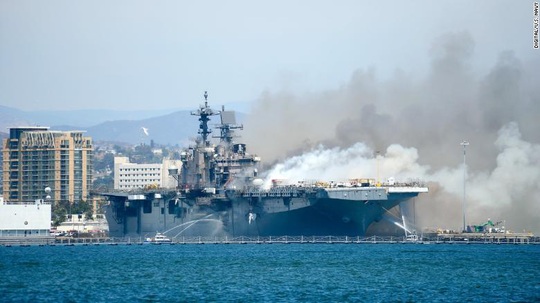 Hải quân Mỹ dỡ bỏ tàu chiến USS Bonhomme Richard sau vụ cháy lớn - Ảnh 1.