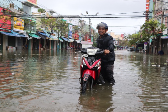Mưa lớn, thủy điện xả lũ, nhiều nơi ở Quảng Nam ngập lụt - Ảnh 2.