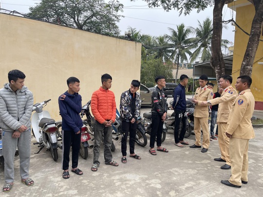 Triệu tập hàng chục thanh niên đi xe máy bốc đầu ở Sầm Sơn - Ảnh 3.