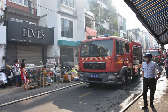 CLIP: Cháy ở hẻm 416 Nguyễn Đình Chiểu, quận 3, TP HCM - Ảnh 4.