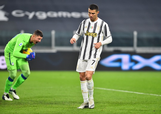 Ronaldo hỏng penalty, Morata vụng về khiến Juventus mất điểm - Ảnh 3.