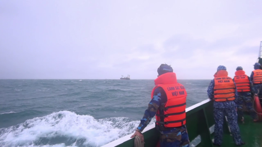 Vụ chìm tàu nước ngoài ở biển Phú Quý: Tìm thấy 11 người, 4 người chết và mất tích - Ảnh 4.